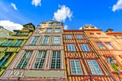 Strada pittoresca nel centro di Rouen in Francia, la fantastica città dell'Alta Normandia, vicino alle coste nord, dove si trova il Canale della Manica - © StevanZZ / Shutterstock.com ...