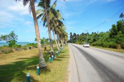 Strada costiera tipica sull'isola di Tongatapu, arcipelago di Tonga - © Dane-mo / Shutterstock.com