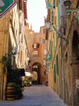 Il centro storico di Siena (Toscana) è un dedalo di stradine strette, dove si scoprono suggestivi passaggi ad arco, cortili segreti, balconi fiorati, scale e panni stesi ad asciugare. ...