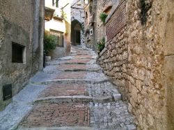 Una stradina si arrampica nello storico borgo di Castro dei Volsci nel Lazio. Ci troviamo nella Provincia di Frosinone, tra le colline della Ciociaria - © www.comune.castrodeivolsci.fr.it/ ...