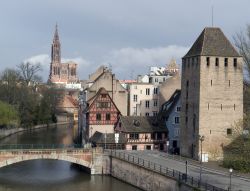 Centro medievale di Strasburgo, Francia - Dal latino "Strateburgus", che significa città delle strade, il nome di questa città capoluogo dell'Alsazia è di ...