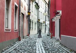 Stretta via acciottolata in centro a Riga, la bella capitale della Lettonia - © Sergei25 / Shutterstock.com