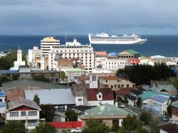 Lo Stretto di Magellano davanti alla città di Punta Arenas, in Patagonia nella XII regione del Cile - © Travel Bug / Shutterstock.com