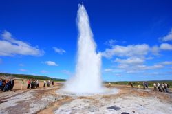 Il geyser di Strokkur in Islanda: si tratta di uno dei geyser più regolari dell'Islanda, e che non delude mai i viaggiatori. Si trova nella porzione di sud-occidentale del territorio ...