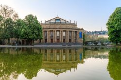 Il teatro dell'opera di Stoccarda (per i tedeschi Stuttgard, Germania meridionale) fa da sfondo alle esibizioni della compagnia lirica e del corpo di ballo della città. Fu costruito ...