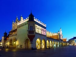 Sukiennice, l'antico mercato dei tessuti si trova al centro della Piazza del Mercato, nel cuore di Cracovia, in Polonia - © pryzmat / Shutterstock.com