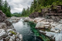 Un torrente presso Sutton Pass, Vancouver Island, Canada. L'isola sorge al largo della Columbia Britannica, lungo la costa occidentale, separata dalla terraferma dagli stretti di Georgia ...