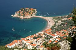 Sveti Stefan il borgo del Montenegro arroccato sul mare e collegato alle coste adriatiche da un sottile istmo - © Dan Tautan / Shutterstock.com