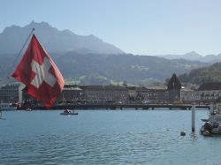 Svizzera: il lago dei Quattro Cantoni a Lucerna, sullo sfondo le Alpi