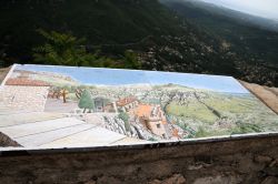 Da Place Victoria la tabella di orientamento in lava smaltata guida in un tour panoramico fra paesi e valle del Loup