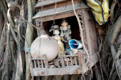 Tabernacolo con divinità animiste a Yangon, Birmania.
