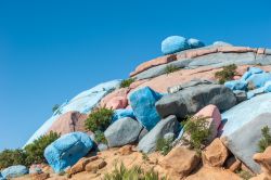 Tafraoute, Marocco: a sud della città, vicino a  Agard Oudad si trovano le famose "rocce dipinte" opera dell'artista belga Jean Verane, che ha utilizzato 18 tonnellate ...