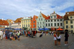 Le piazze e le strade nel centro di Tallinn sono circondate dalle tipiche case colorate, con le facciate piene di finestre e i tetti a punta - © PixAchi / Shutterstock.com