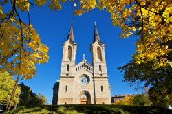 La chiesa luterana di san Carlo, nel centro di Tallinn, è inconfondibile coi suoi due campanili slanciati - © Valery Bareta / Shutterstock.com