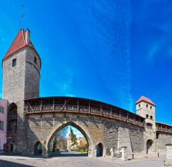 La parte più antica di Tallinn è ancora circondata dalle torri e dalle mura medievali. Sono tra le fortificazioni meglio conservate d'Europa, con oltre 2 km di cinta alta 16 ...