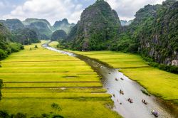Tam Coc: il panorama della provincia di Ninh Binh, in Vietnam, ricorda un po' un altro paesaggio vietnamita, ovvero Halong Bay, con le sue caratteristiche formazioni rocciose - Foto © ...