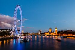 Tamigi con il London Eye e il Big Ben, Inghilterra. Una bella immagine by night di Londra con alcune delle sue principali attrazioni: il fiume Thames, la grande ruota London Eye e il Big Ben ...