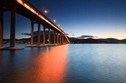 Tasman Bridge, fotografato al tramonto. Si trova vicino a Hobart, la capitale della Tasmania (Australia) - © MelBrackstone / Shutterstock.com