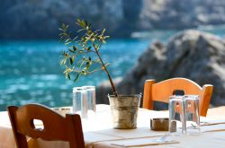 Taverma greca tipica, sul mare. Siamo sull'isola di Folegandros alle isole Cicladi (Grecia) - © Aleksandar Mijatovic / Shutterstock.com