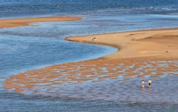 Tavira, Portogallo, la famosa spiaggia di Ria Formosa in Algarve. Situato tra la foce del fiume Gilao e l'Oceano Atlantico, il parco naturale di Ria Formosa è composto da spiagge ...