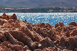Tavolara Sardegna, vicino Porto San Paolo: costa rocce rosse