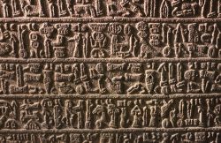 Tavoletta con scrittura degli Ittiti esposta nel favoloso Museo delle Civiltà Anatoliche di Ankara in Turchia. Conserva al suo interno delle opere d'arte di valore inestimabile - zebra0209 ...