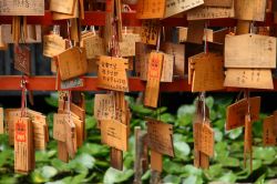 Tavolette delle preghiere a Kyoto, Giappone - Gli ema sono piccole tavole in legno in cui i fedeli della religione shintoista scrivono preghiere e desideri. Normalmente hanno forma pentagonale ...