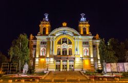 Veduta notturna del Teatro Nazionale di Cluj Napoca, Romania - Costruito fra il 1904 e il 1906 dagli architetti austriaci Fellner e Helmer, il teatro è stato supportato esclusivamente ...