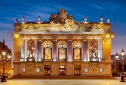 Il grande Teatro dell'Opera di Lille, Francia. Una bella immagine notturna dell'Opéra di Lille, monumento storico francese dal 1999. Costruito in stile neoclassico fra il 1907 ...