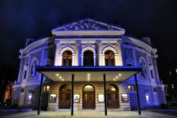 Teatro dell'Opera di Lubiana (Ljubljana). Vista notturna del più importante teatro della lirica in  Slovenia - © dohtar / Shutterstock.com
