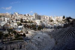 il Teatro Romano di Amman in Giordania: sullo sfondo un quartiere della città, posto su di uno dei sette colli dell'antica Filadelfia - © Matej Hudovernik / Shutterstock.com ...
