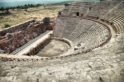 Il grande teatro della città di Hierapolis che assieme a Pamukkale è uno dei Patrimoni UNESCO della Turchia. Ogni anno oltre 1 milione e mezzo di turisti vengono qui a vedere le ...