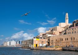 Le case e il campanile della chiesa di San Pietro a Giaffa, a pochi chilometri da Tel Aviv, Israele. La piccola località marittima fu il principale porto della Palestina in età ...