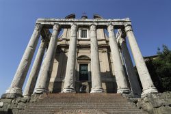 Il Tempio di  Antonino e Faustina nel Foro di Roma. La chiesa cattolica è invece dedicata a San Lorenzo in Miranda - © pippa west / Shutterstock.com