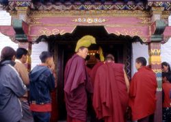Tempio Erdene Zuu Mongolia fedeli e Monaci - Foto di Giulio Badini / I Viaggi di Maurizio Levi