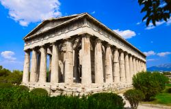 Il Tempio di Hephaisteion (Efaistièion), si trova nell'Agorà di Atene in Grecia. E' conosciuto con l'appellativo di Theseion, daco che i due fregi presenti nelle metope ...