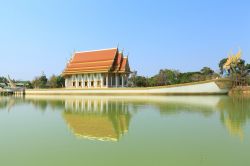 Riflessi sull'acqua a Ubon Ratchathani, Thailandia - In una terra dove i templi sono la testimonianza delle fede religiosa del popolo thailandese, la regione di Ubon Ratchathani rappresenta ...