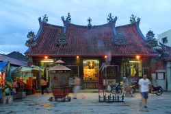 Tempio cinese a GeorgeTown: la città si trova sull'isola di Penang in Malesia - © katatonia82 / Shutterstock.com