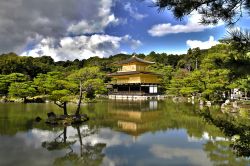Tempio d'Oro a Kyoto, Giappone - Sotterranei a parte, il Kinkaku-ji - nome giapponese di questo edificio di Kyoto - è ricoperto di foglie d'oro puro. Composta da tre piani, la ...
