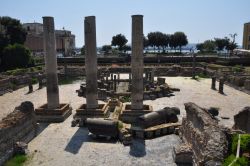 Il Tempio del Serapide di Pozzuoli, sullo sfondo il mare. Il tempio si è trovato anche al livello del mare, come dimostrano i segni sulle colonne, ma negli ultimi secoli il terreno si ...