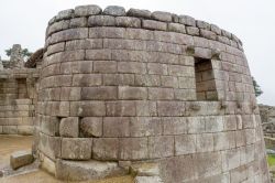 Tempio del Sole a Machu Picchu, Perù - Vi si accede per una porta a doppio battente che all'epoca era permanentemente chiusa. La costruzione principale del Tempio del Sole è ...