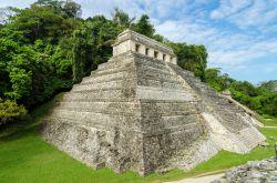 Il Tempio delle Iscrizioni di Palenque, in Messico, poggia su una piramide alta 27,2 m, e le pietre più grandi che lo compongono pesano da 12 a 15 tonnellate. Il volume totale di piramide ...
