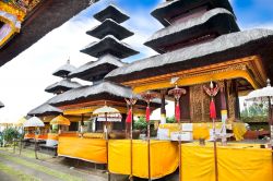 Interno del complesso di Templi di Pura Besakih che si trovano presso il villaggio di Agung a Bali in Indonesia. E' considerato il luogo più vasto è santo tra la popolazione ...