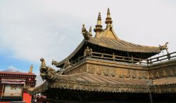 il Tempio di Jokhang a Lhasa, siamo nel Tibet la regione della Cina - © Grigory Kubatyan / Shutterstock.com