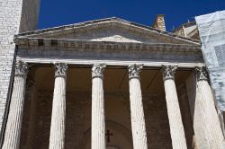 La facciata del Tempio di Minerva conserva le sei colonne scanalate originarie, i capitelli corinzi e i plinti poggianti sulla scalea d'accesso. Questo edificio risulta essere tra i templi ...