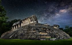 Un tempio di Palenque (Messico) ancora più suggestivo nella notte stellata, con la Via Lattea estiva sullo sfondo - © soft_light / Shutterstock.com