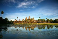 Il Tempio di Ta Prohm, a Angkor Wat, si riflette sulle acque lasciate dopo delle piogge intense monsoniche. Siamo nella regione di  Siam Reap in Cambogia - © Amnartk / Shutterstock.com ...