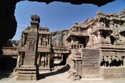 Tempio nelle Grotte di Ajanta: ci troviamo nello stato di Maharashtra in India - © Rafal Cichawa / Shutterstock.com