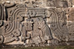 Bassorilievo presente sullìesterno del Tempio del Serpente Piumato di Teotihuacan in Messico - © Vladimir Korostyshevskiy / Shutterstock.com