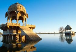 Templi sul lago artificiale Gadi Sagar, Jaisalmer, Rajasthan, India - © Gorazd Bertalanic / iStockphoto LP.